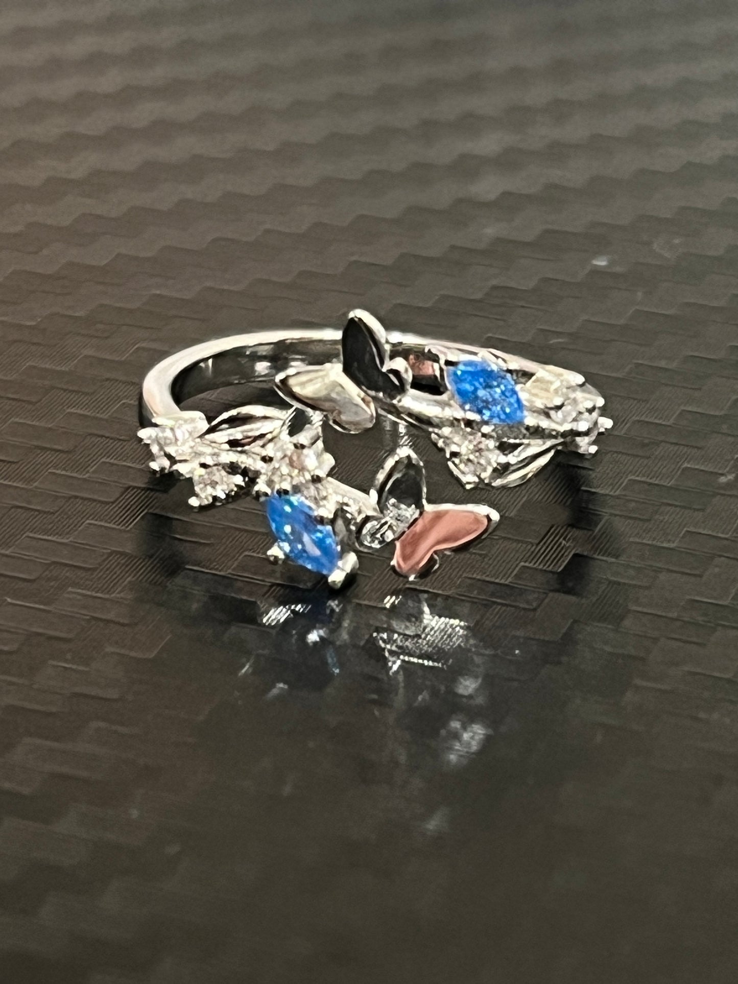 小丞飾
唯美浪漫藍鑽飛蝶前開口戒
$460   R601117