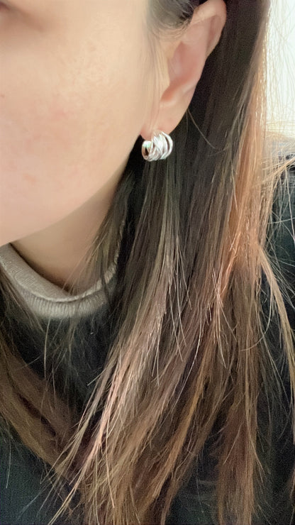 小丞飾 
質感多線設計圓弧造型耳環
$990  #E601031