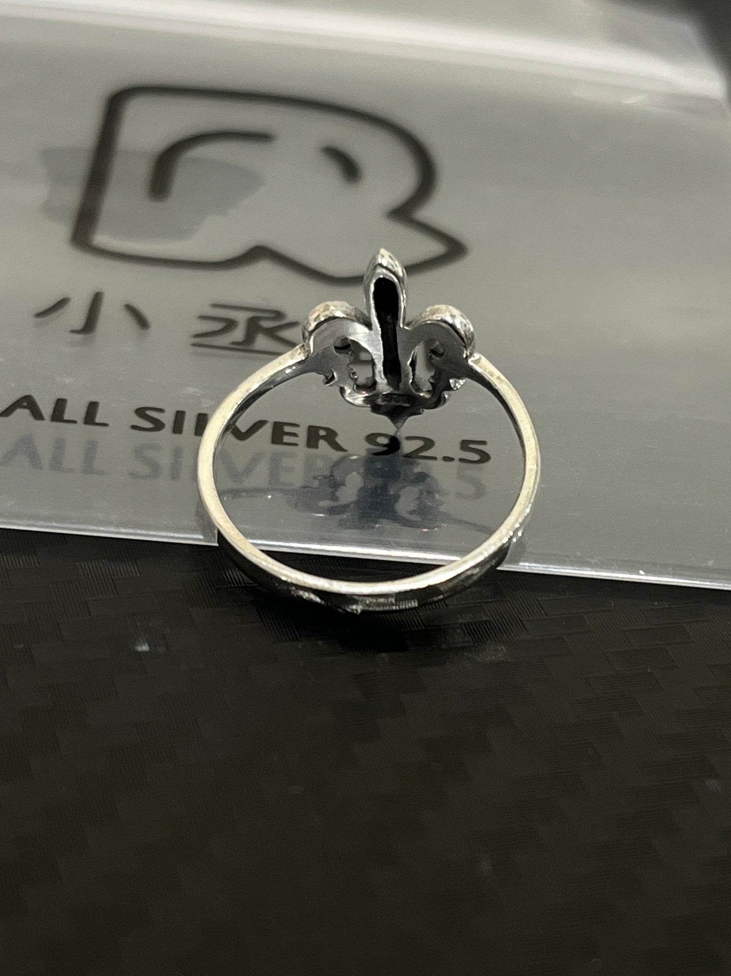 小丞飾 
鳶尾⚜️花復古戒指 
定圍 美碼6號 約港碼13
$320  R601021