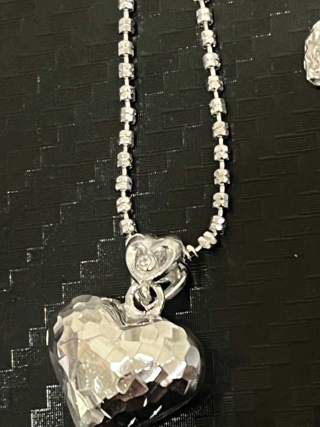 小丞飾
碎冰韓國捶打雙愛心💗 連尾牌也是愛心超有質感
鏈條雙閃珠鏈條
長度45+10公分 
$1490。#N601032