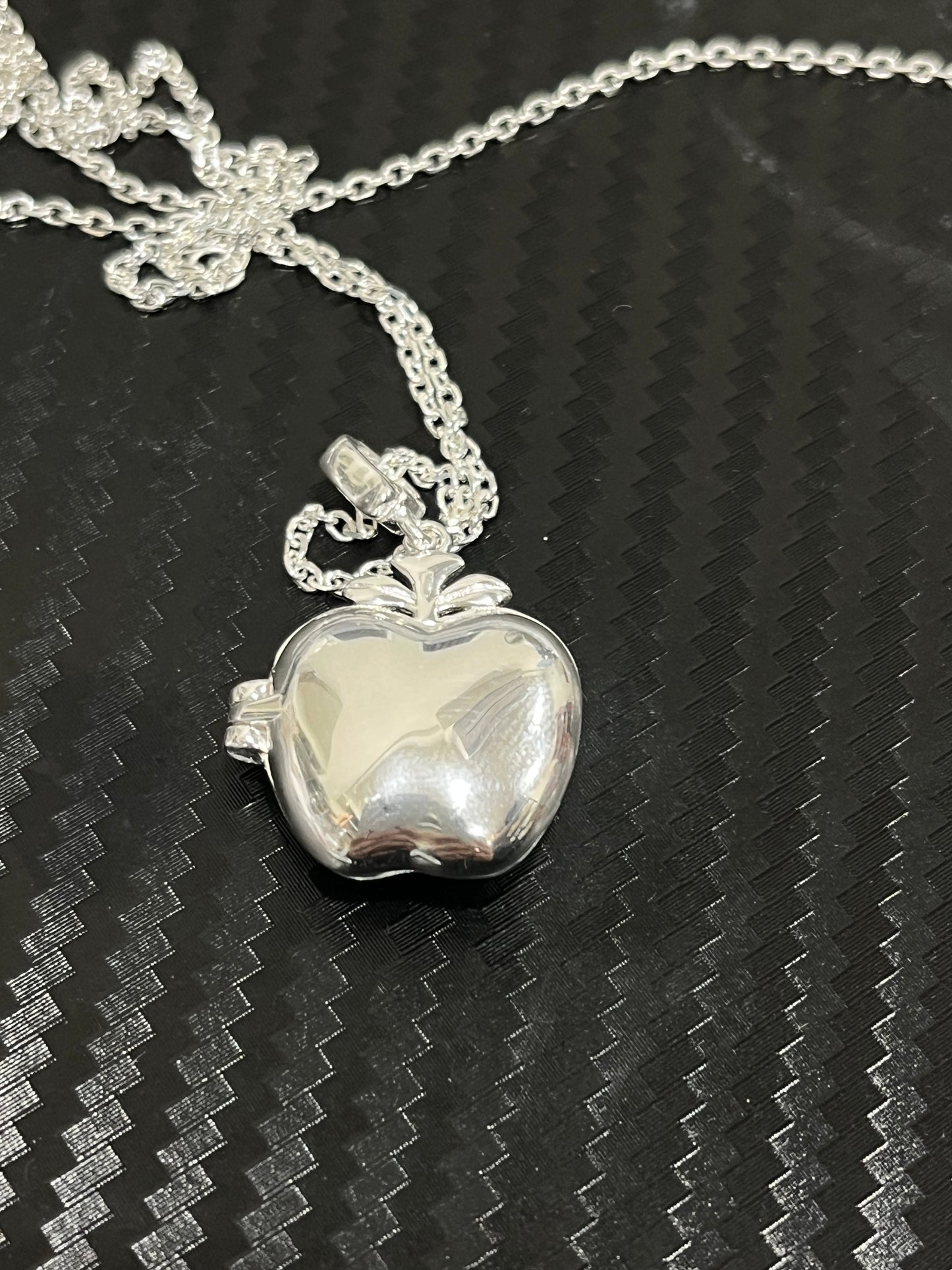 小丞飾
好可愛可打開紅愛心(愛心)蘋果項鍊
60公分 $1490。 N602077