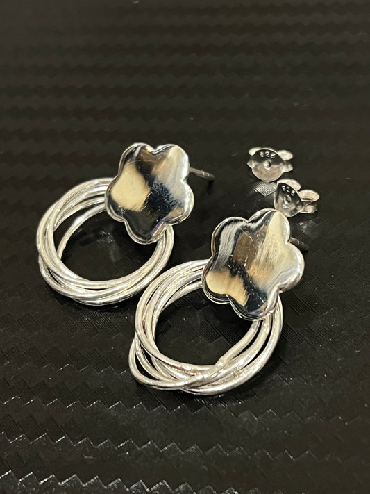 小丞飾
超可愛五圈圈小花耳釘
$990   E602071