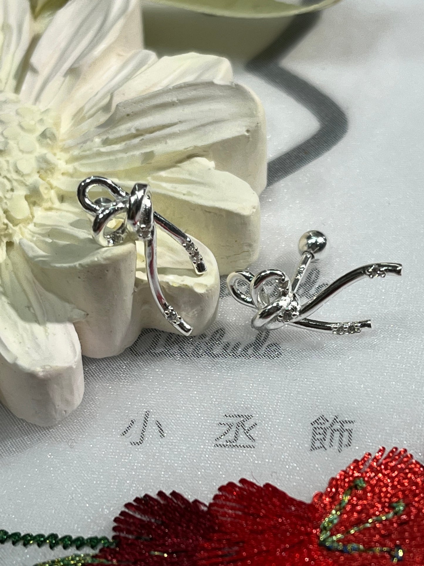 小丞飾 韓國製造 微鑲扭結蝴蝶結 轉珠耳環 珠珠3mm 耳針6.5mm #114