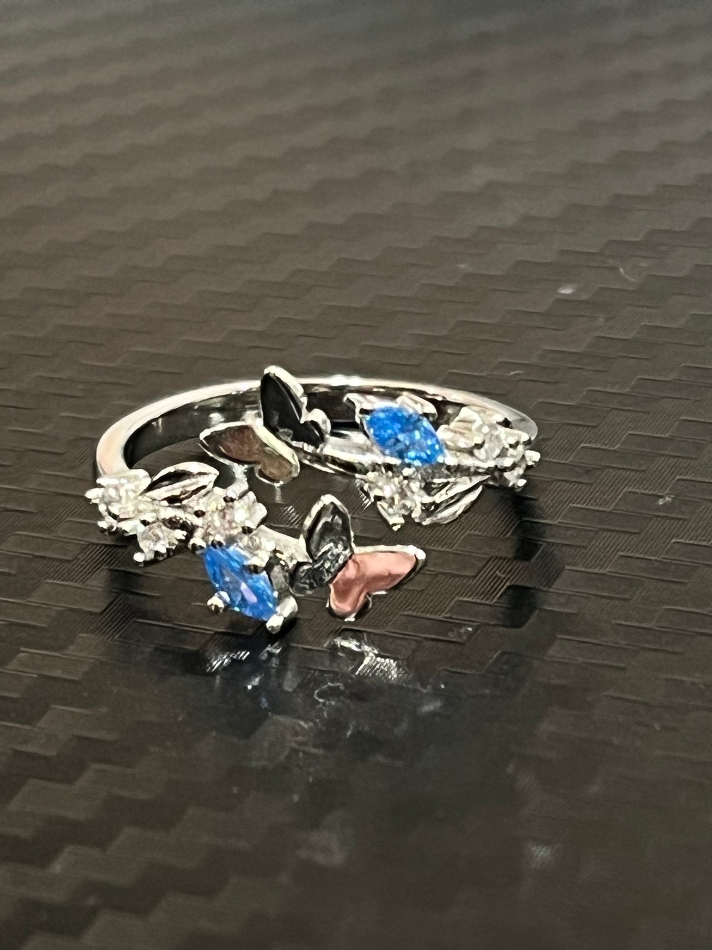 小丞飾
唯美浪漫藍鑽飛蝶前開口戒
$460   R601117