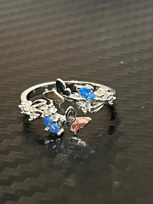 小丞飾
唯美浪漫藍鑽飛蝶前開口戒
$460   R601117