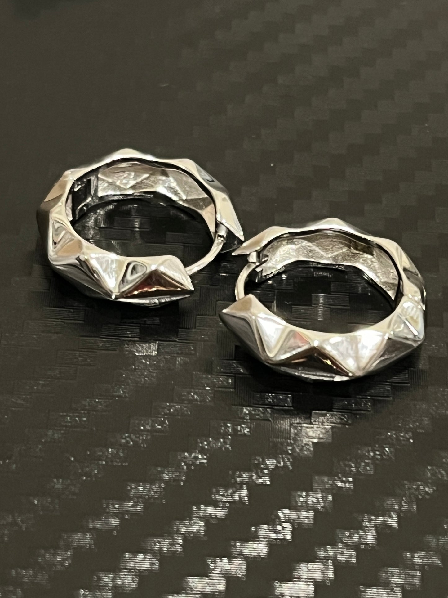 小丞飾
寬版立體菱格紋造型耳扣 
內圈14mm E6052403