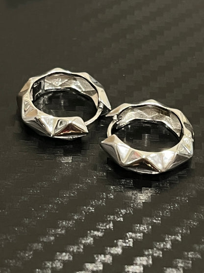 小丞飾
寬版立體菱格紋造型耳扣 
內圈14mm E6052403