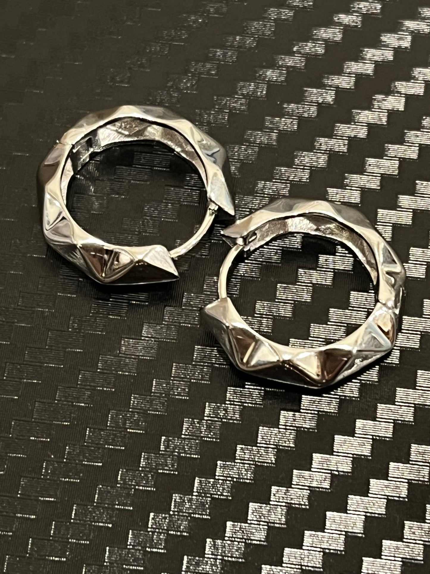 小丞飾
寬版立體菱格紋造型耳扣 
內圈14mm E6052403