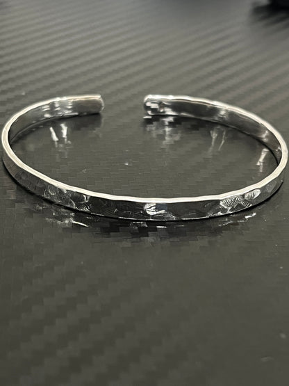 小丞飾
閃亮亮捶打4mm 開口手鐲 $1190