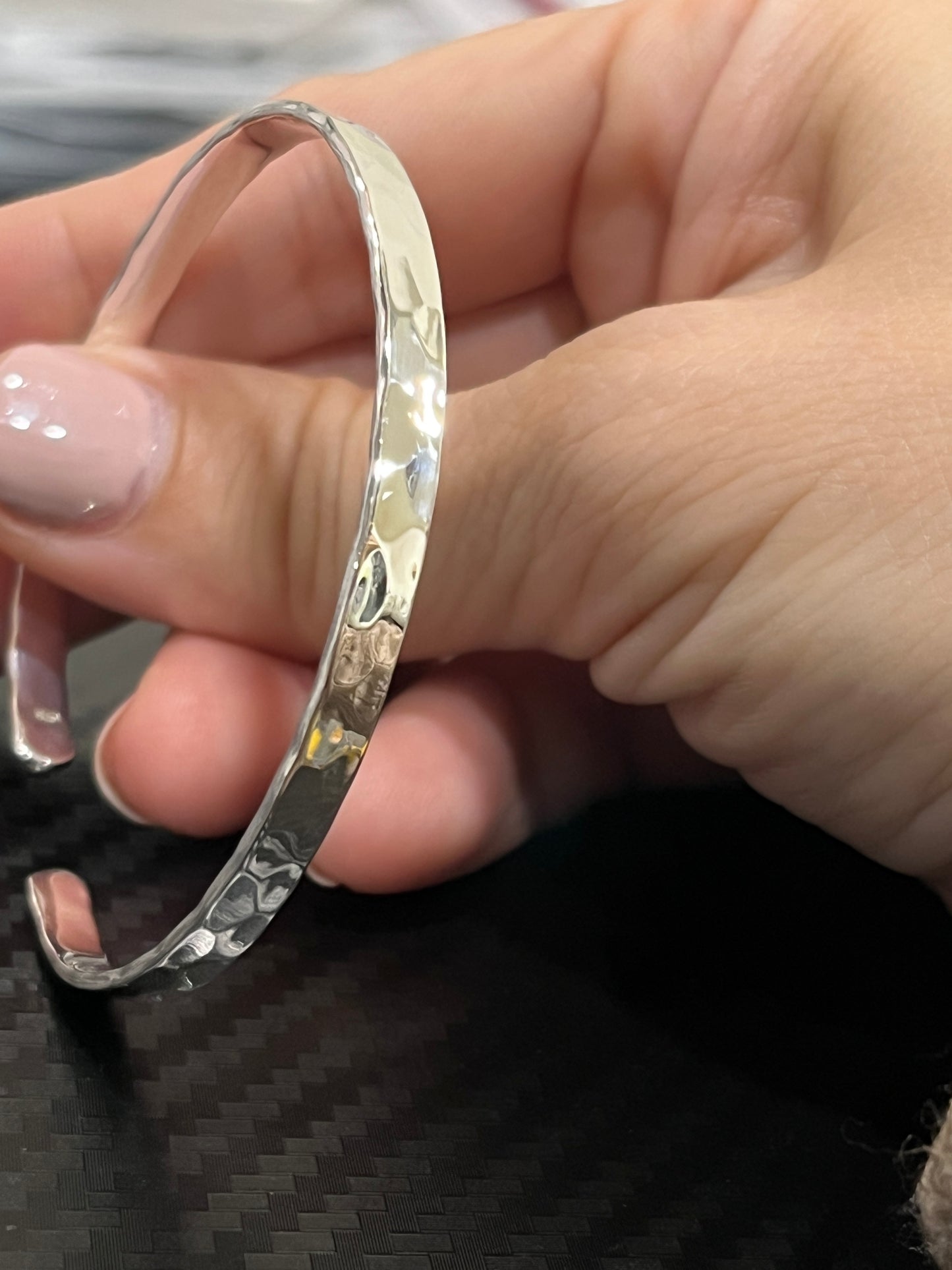 小丞飾
閃亮亮捶打4mm 開口手鐲 $1190