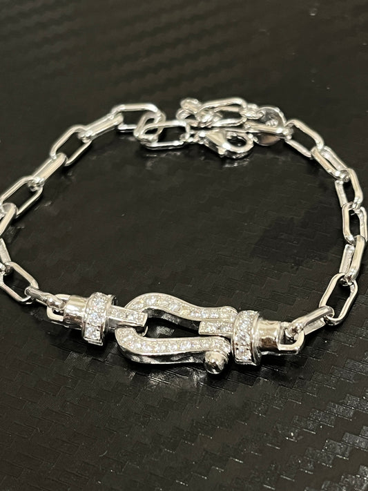 小丞飾 馬蹄閃鑽手鏈 總長20公分 小手可以往前扣 $1890。B6013110