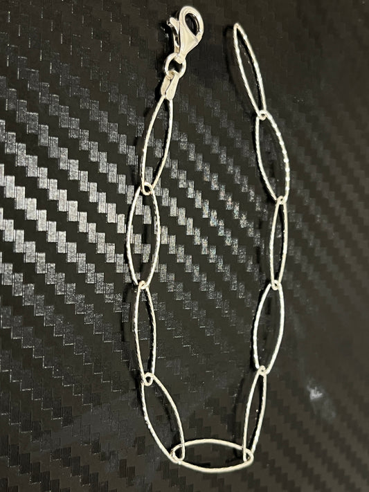 小丞飾
大叩頭義大利鏈條切割亮銀橢圓手鍊 總長18公分 小手可以往前扣 
$790   B602078