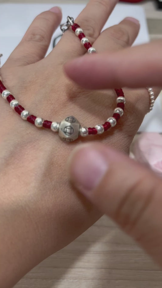 小丞飾 銅錢轉運珠珠蠟繩紅繩 17+3公分 $1290。 B601118