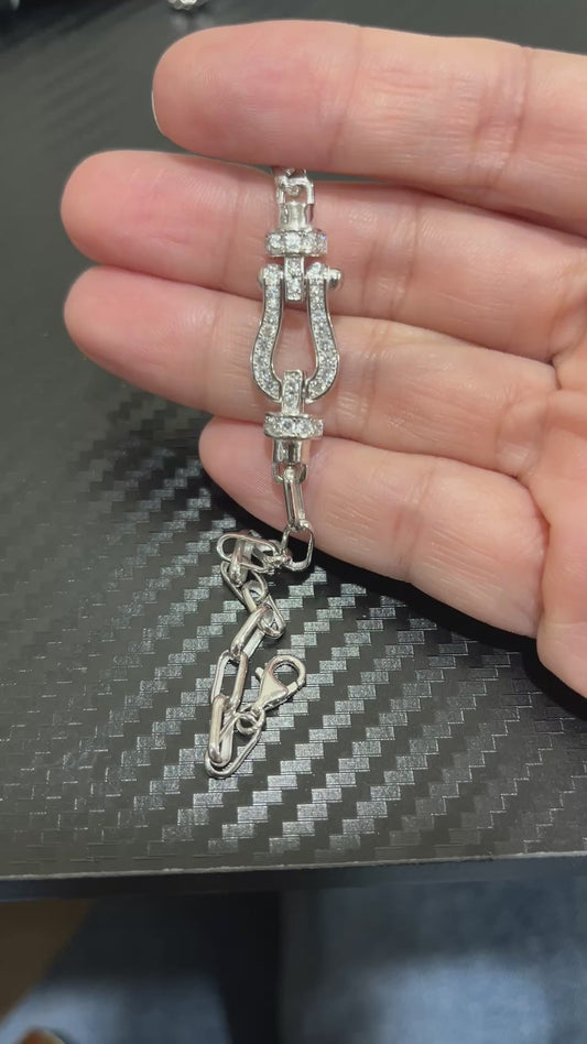 小丞飾 馬蹄閃鑽手鏈 總長20公分 小手可以往前扣 $1890。B6013110