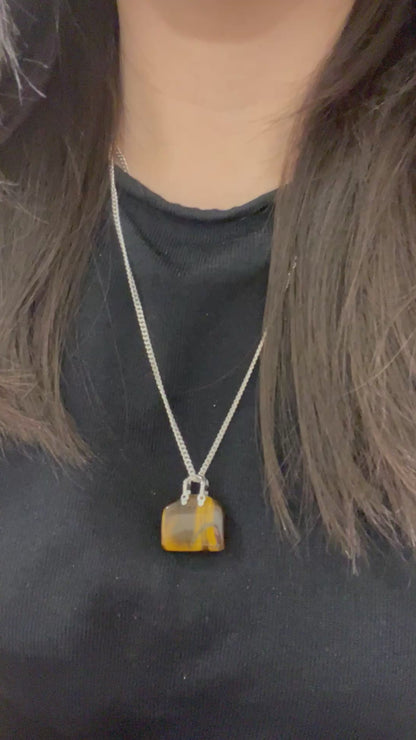 小丞飾
來一顆虎眼石包包👜吧 適合搭配55公分以上的長鏈喔
虎眼石包包單墜$290  ， P1001