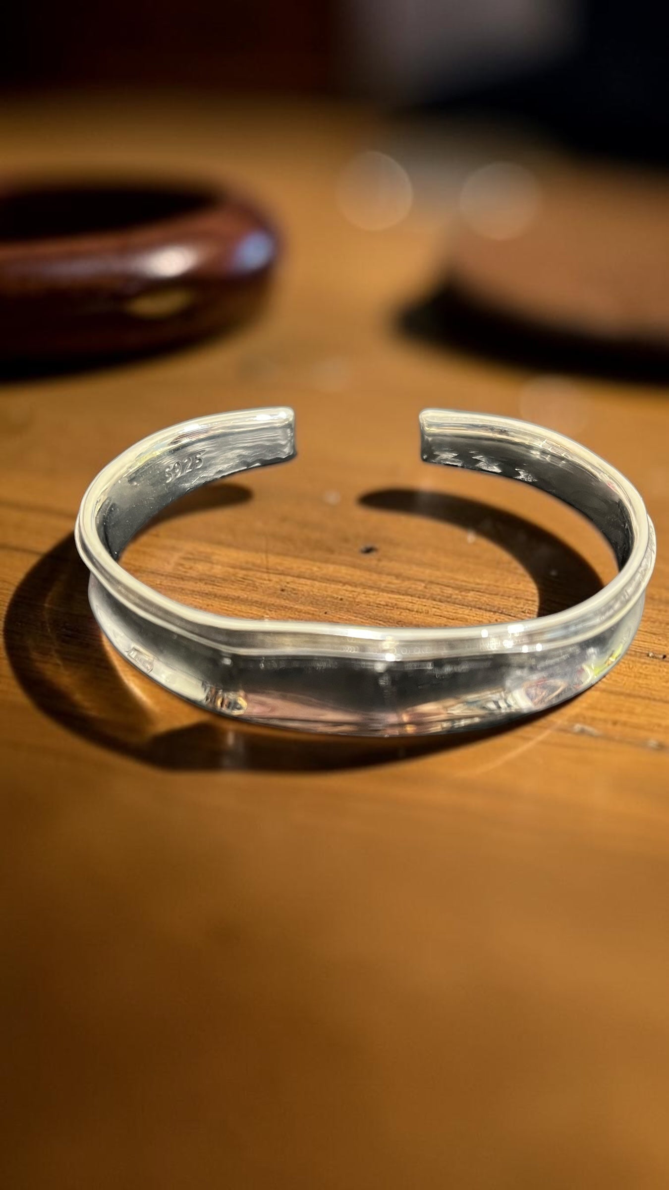 小丞飾 S925 純銀開口手環，具備流暢波浪線條與鏡面拋光質感，展現極簡優雅風格。