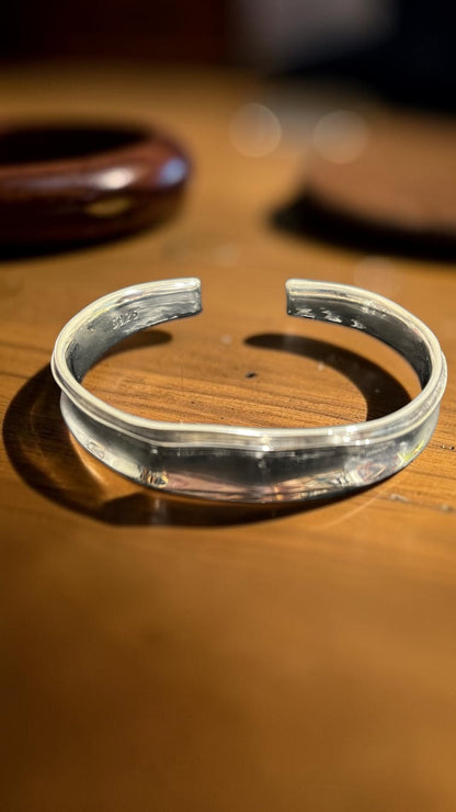 小丞飾 S925 純銀開口手環，具備流暢波浪線條與鏡面拋光質感，展現極簡優雅風格。