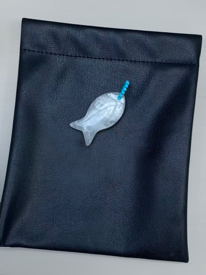 小丞飾魚骨造型長項鍊，採用半透明晶石雕刻魚身，搭配亮藍色珠飾，呈現海洋風格的精緻飾品。